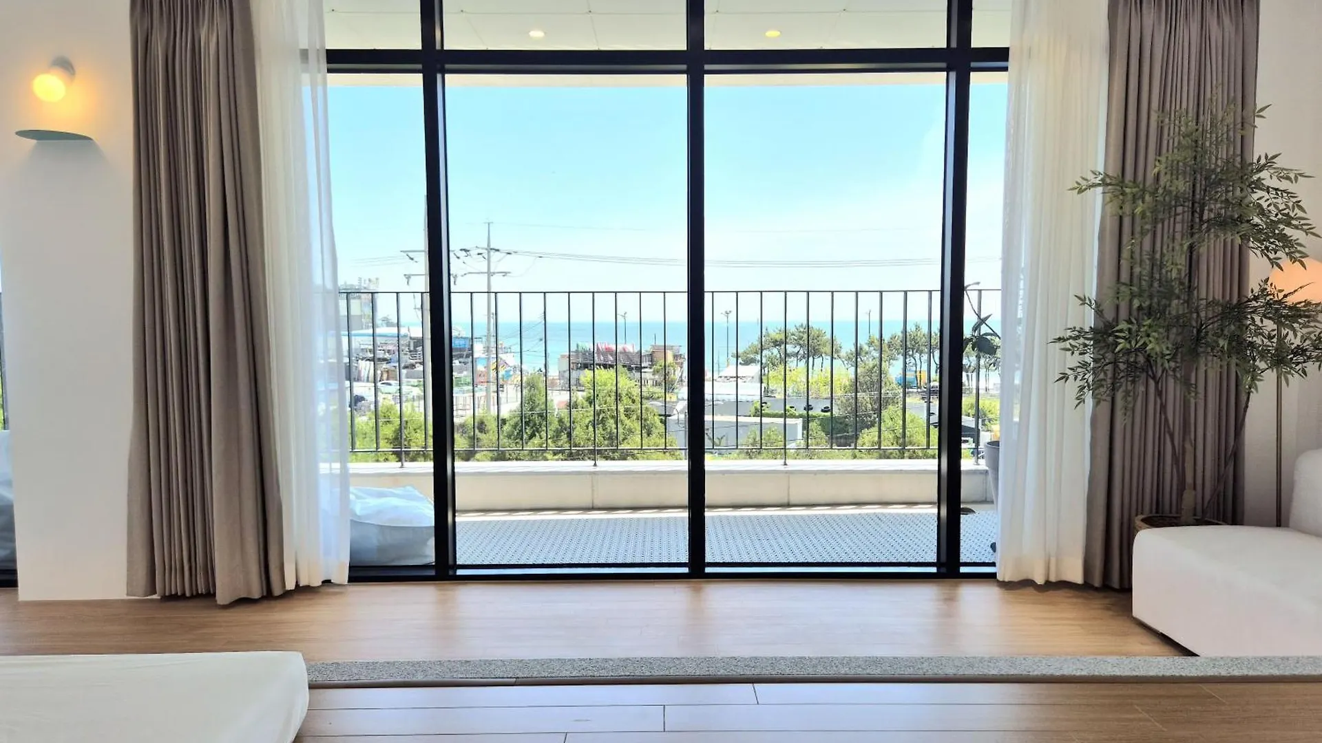 Paul Mare Pool Villa Busan