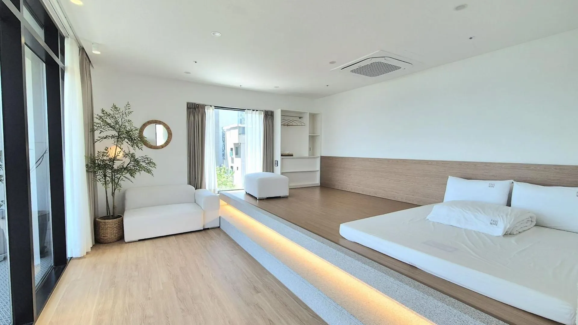 Paul Mare Pool Villa Busan
