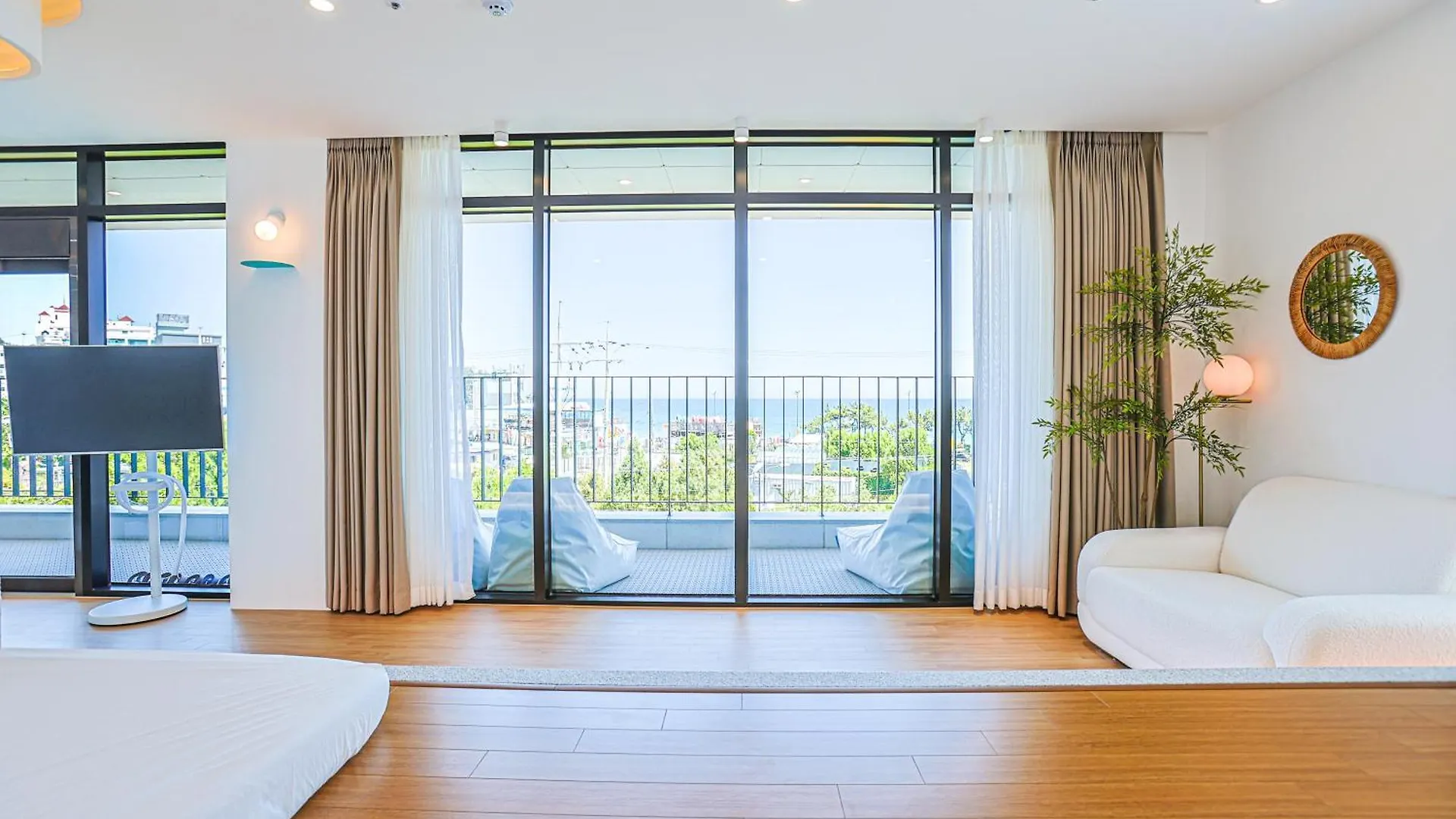 Paul Mare Pool Villa Busan